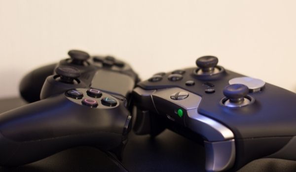 Imagem dos controladores Xbox One e PS4